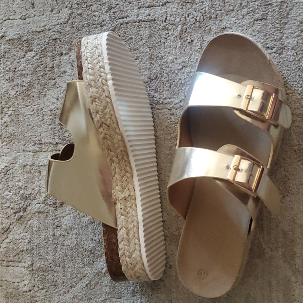 Platform sandals in gold New!